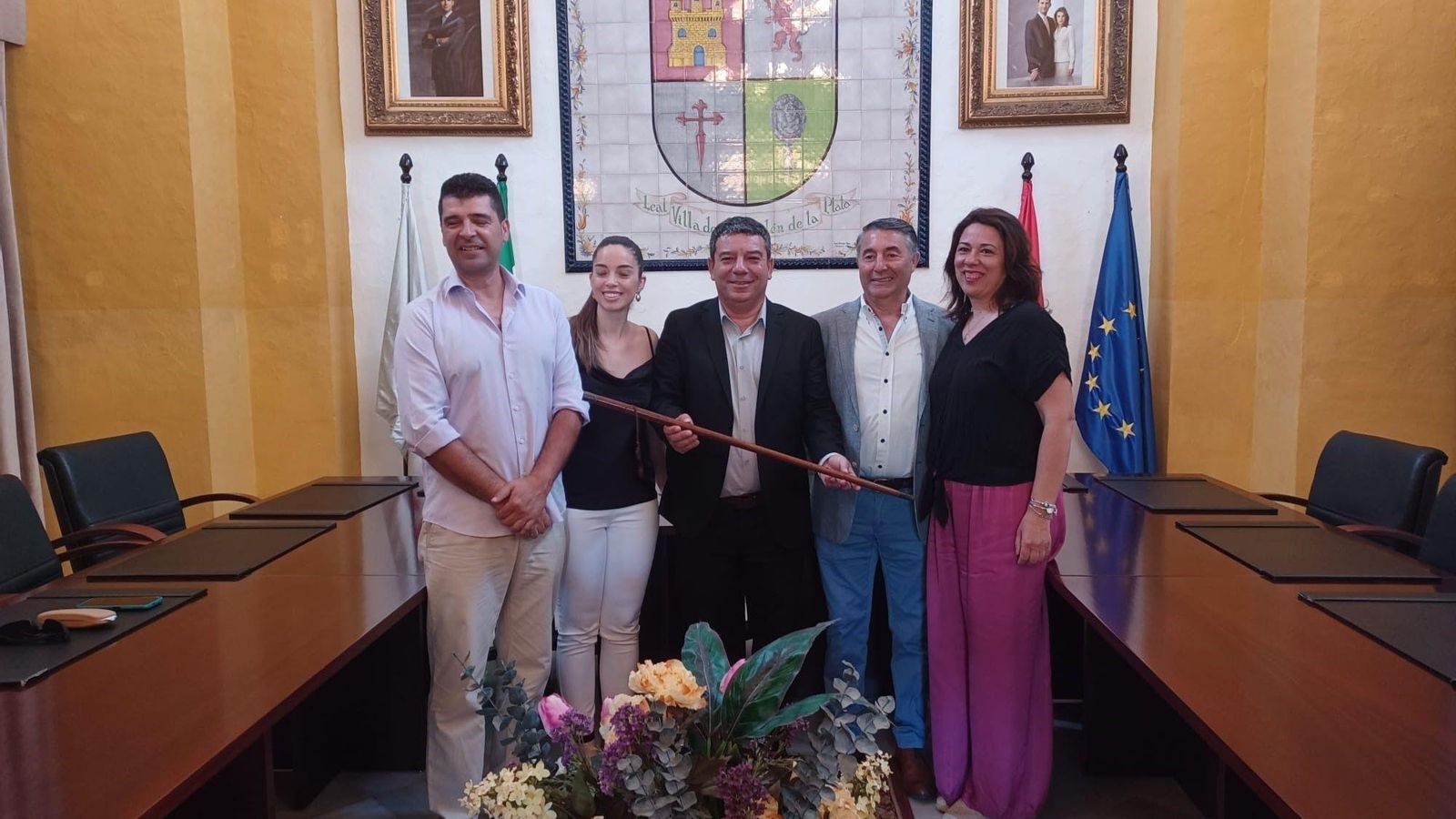 El alcalde Carlos Raigada, en el centro.