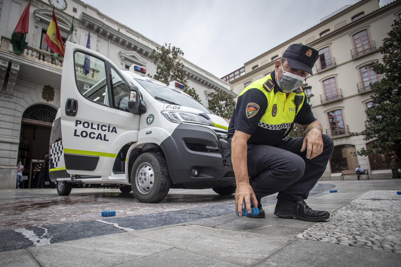 Un policía local señaliza una zona de la Plaza del Carmen de Granada