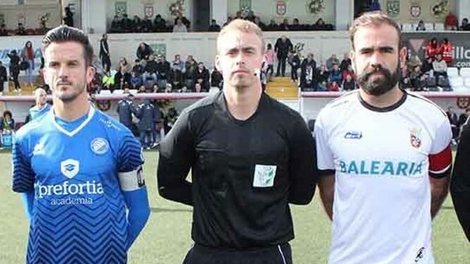 Bello, el árbitro Paradas Mazuelas, y Víctor González