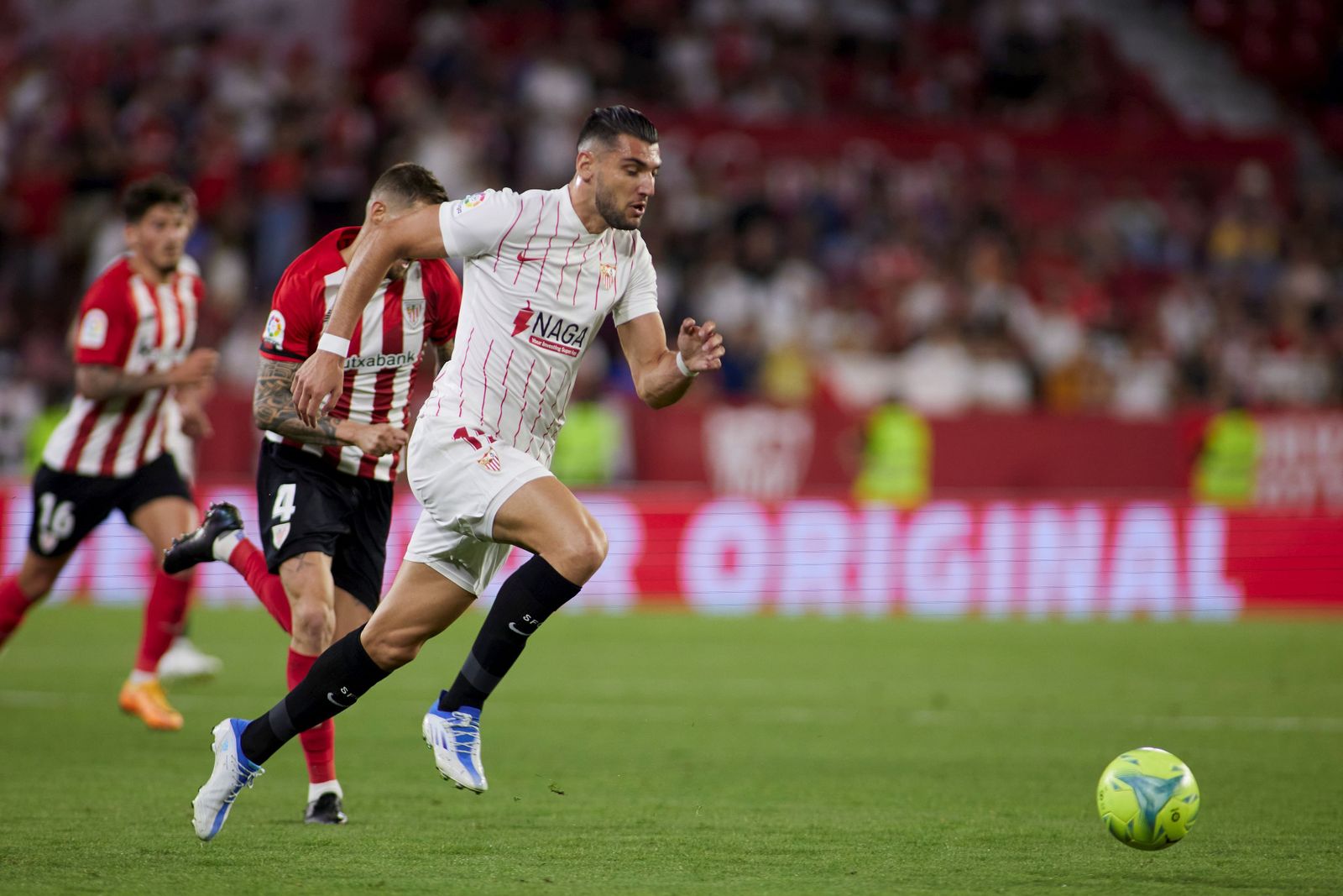 Rafa Mir deja atrás a Íñigo Martínez en la jugada del gol sevillista.