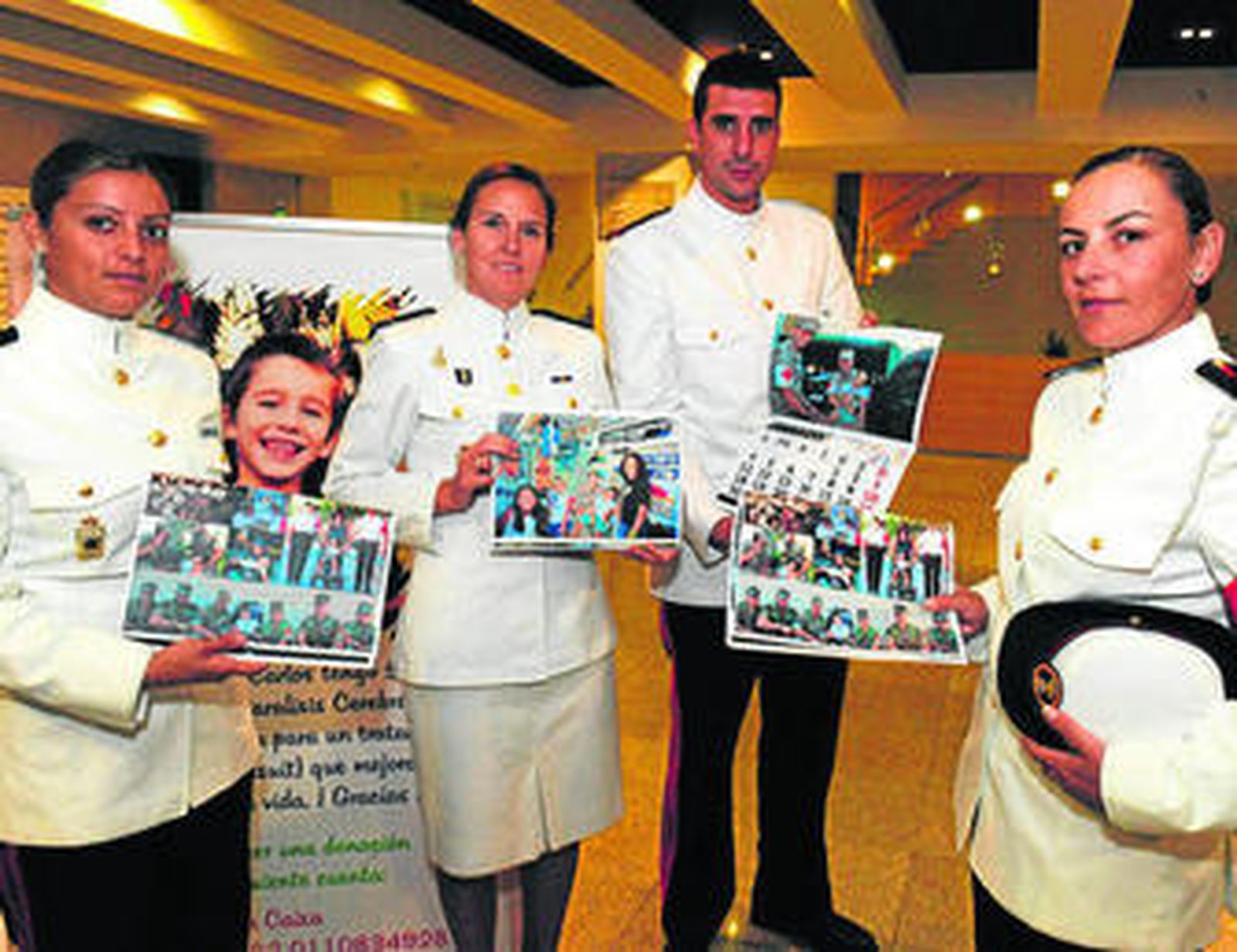 Algunos de los improvisados modelos que se han fotografiado con Carlos, con el calendario en sus manos.