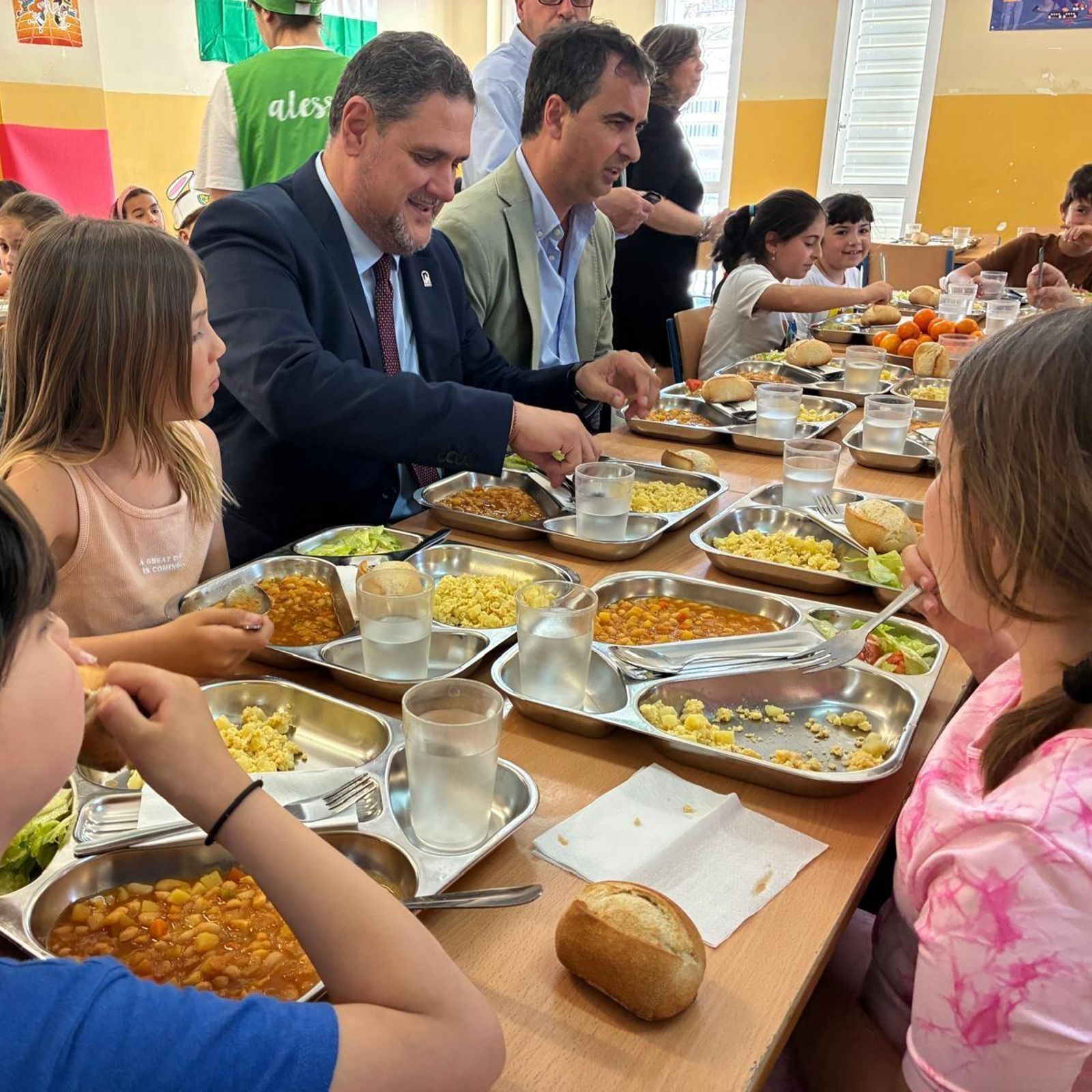El delegado territorial de Desarrollo Educativo y FP, Francisco Alonso, come en el comedor del CEIP Torremar de Retamar el curso pasado y da cuenta del informe final de las 68 auditorías realizadas en centros de la provincia.