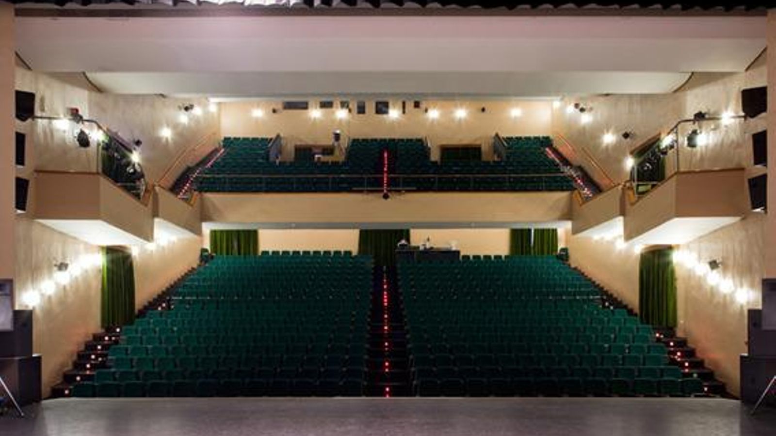 Interior del Teatro Juan Luis Galiardo (visto desde el escenario). Interior del Teatro Juan Luis Galiardo (visto desde el escenario).