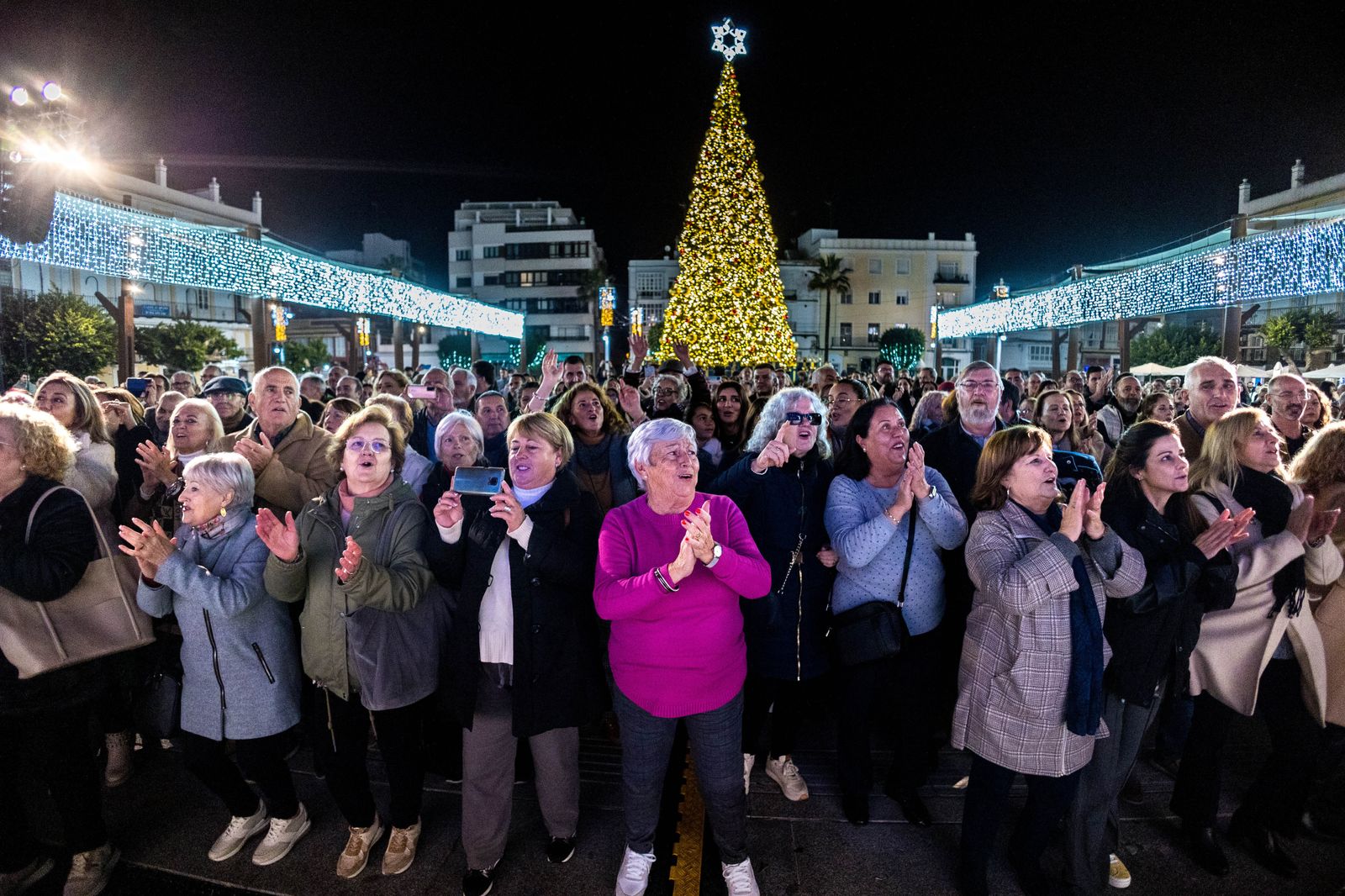 Doble sesión de zambombas navideñas en la plaza del Rey de San Fernando