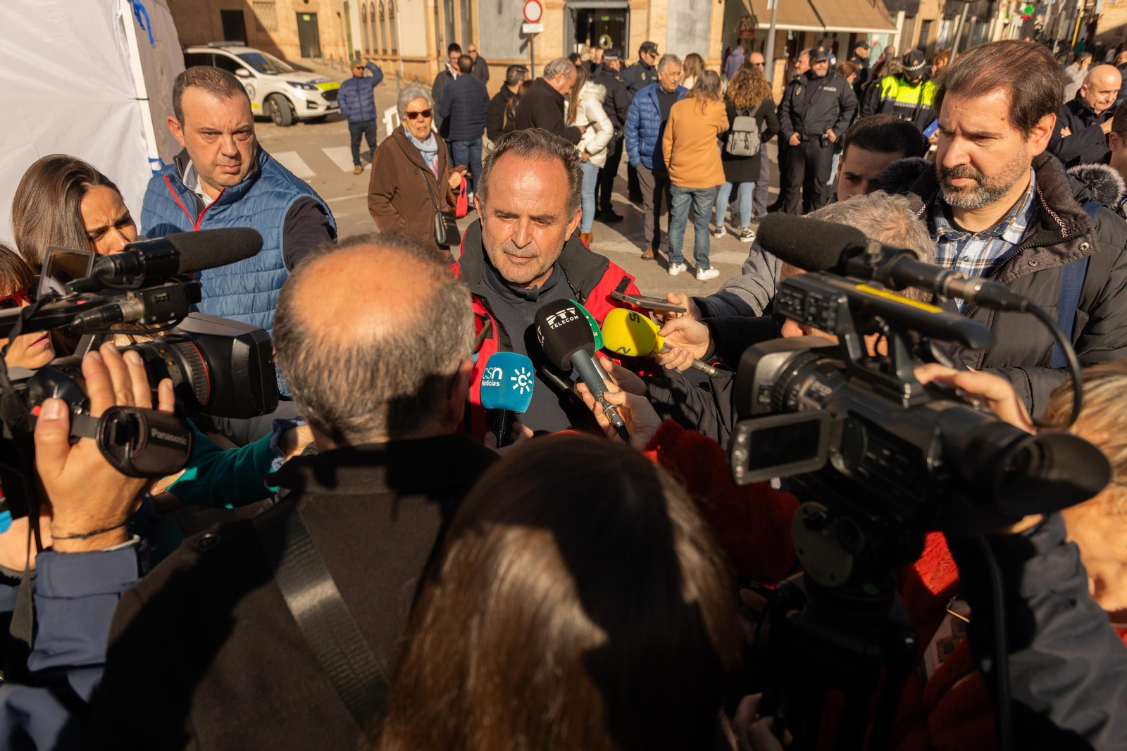 Más de 500 personas guardan un minuto de silencio en Linares por la trágica muerte de tres personas