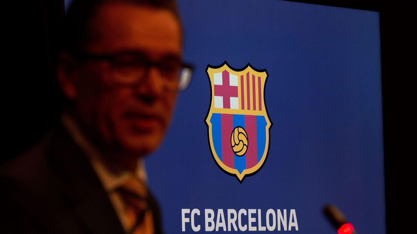 Al fondo, la nueva propuesta de escudo del Barça.