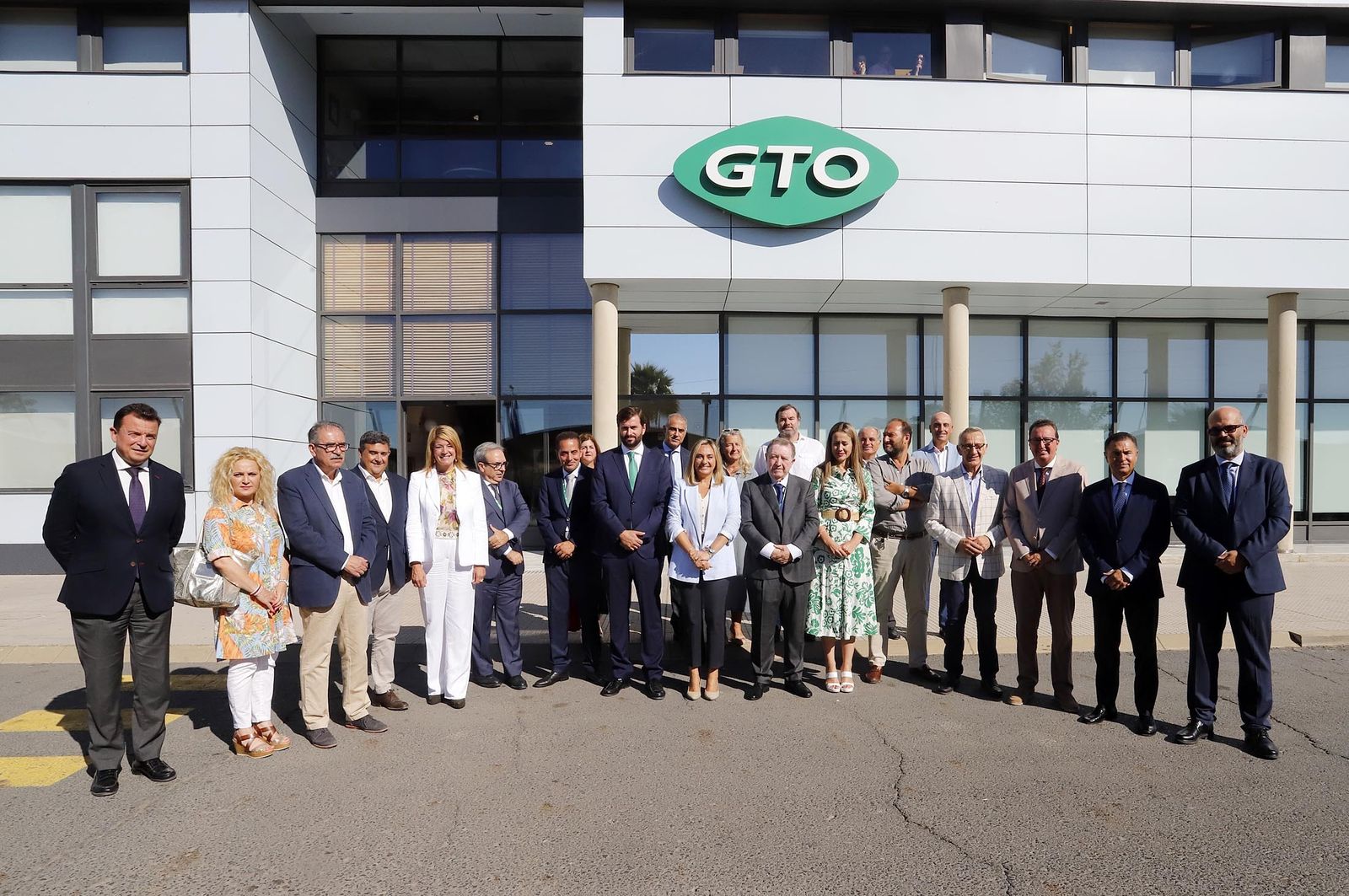Imágenes de la visita de la consejera Marifrán Carazo a la empresa GTO en Niebla