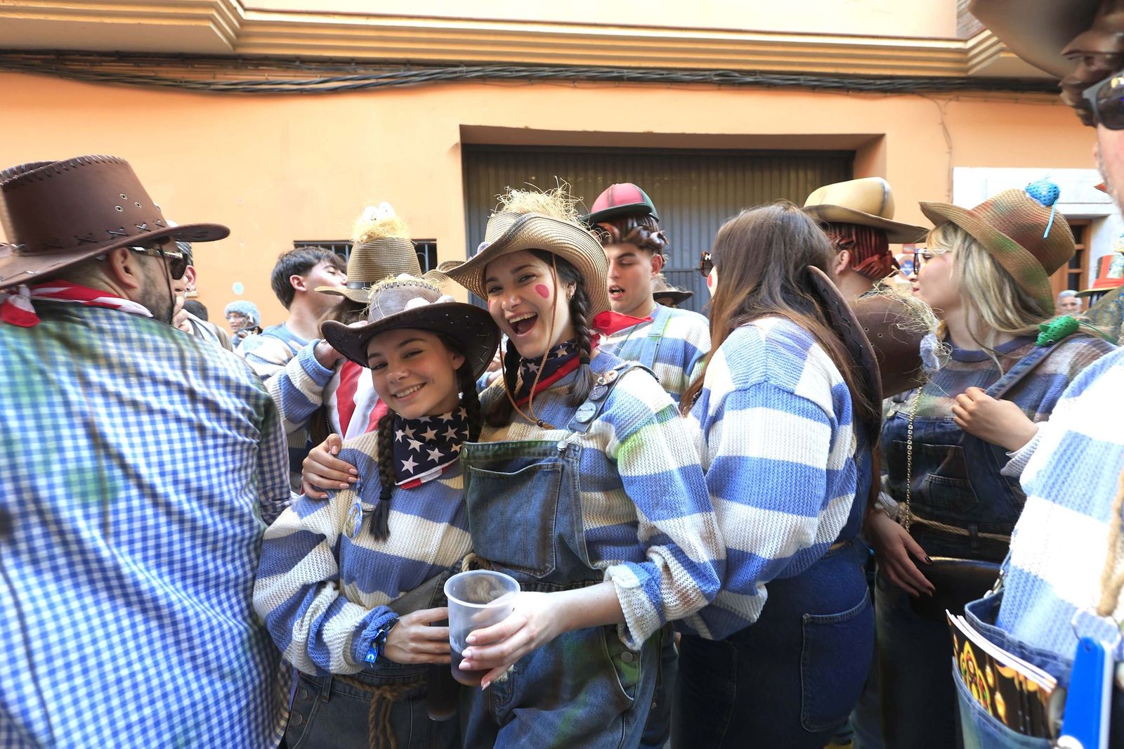 Búscate en las fotos de la cabalgata del Carnaval de La Línea 2026