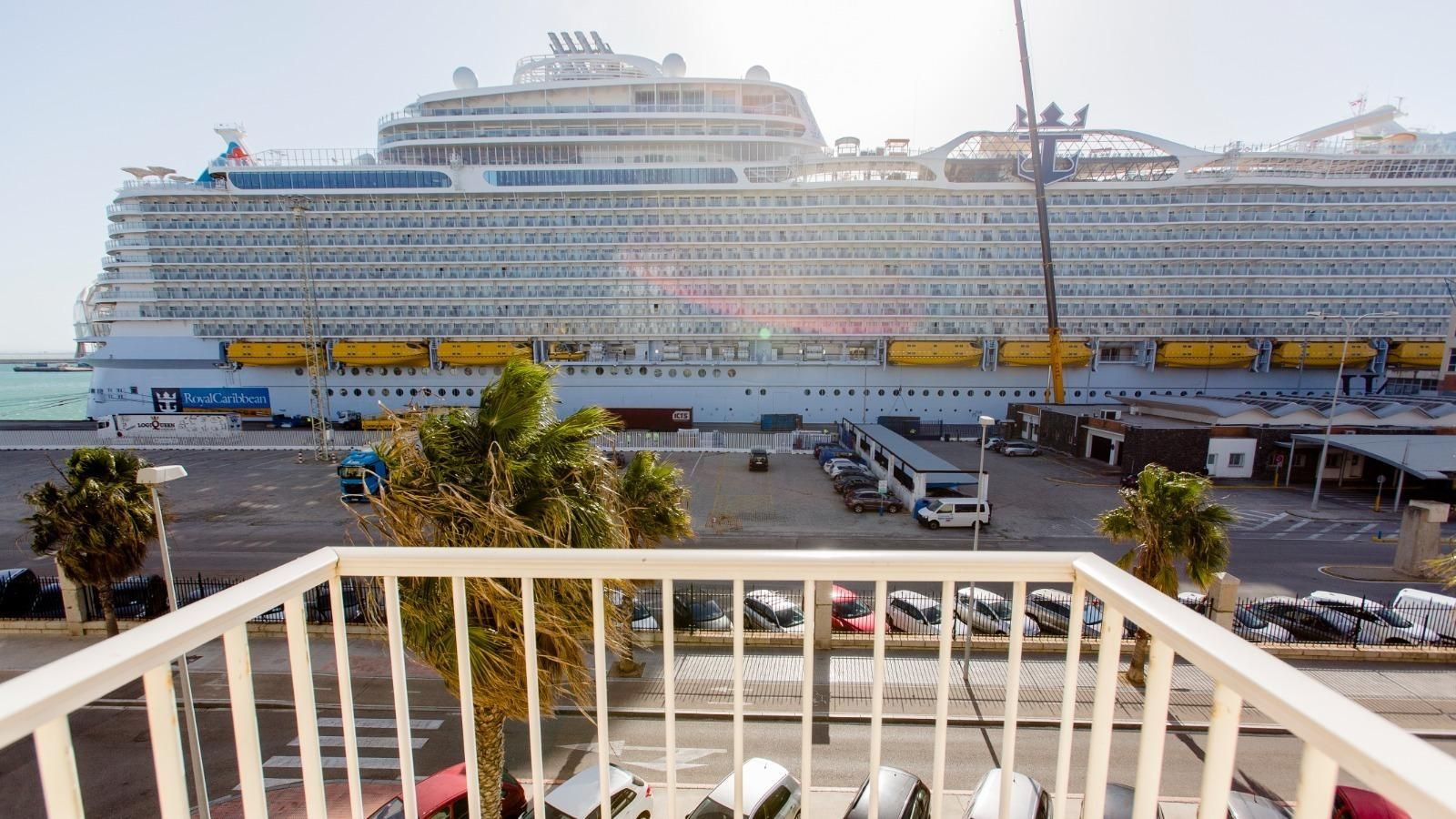 El Wonder of the Seas ha necesitado el Muelle Alfonso XIII y una pequeña porción del Reina Sofía para acoger sus 362 metros de eslora