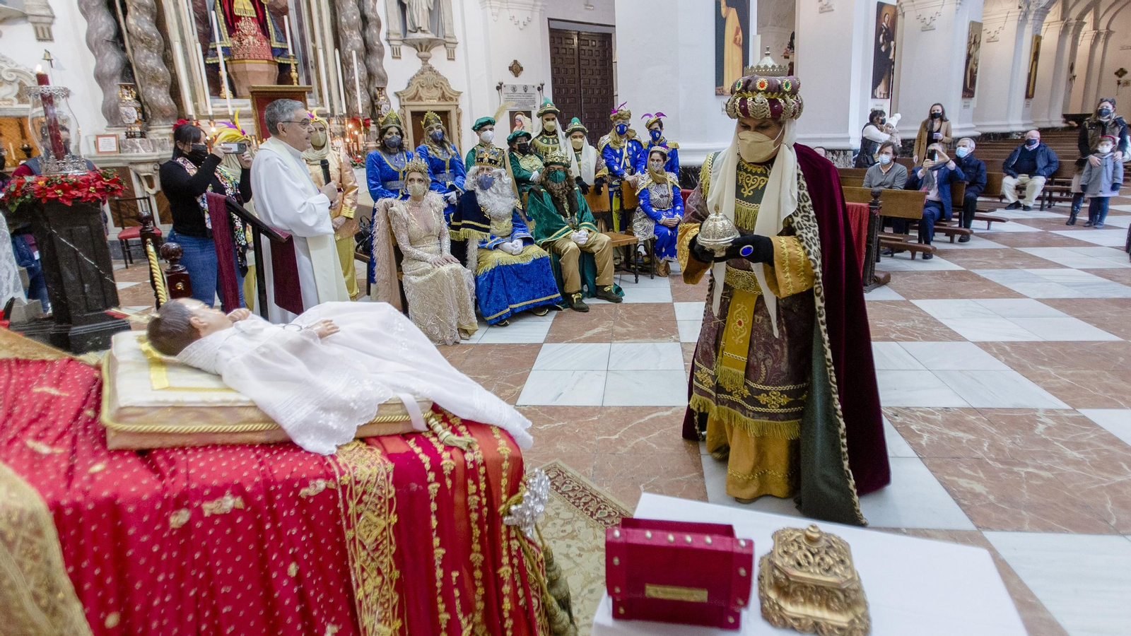 En imágenes: Los Reyes Magos recorren los barrios de Cádiz