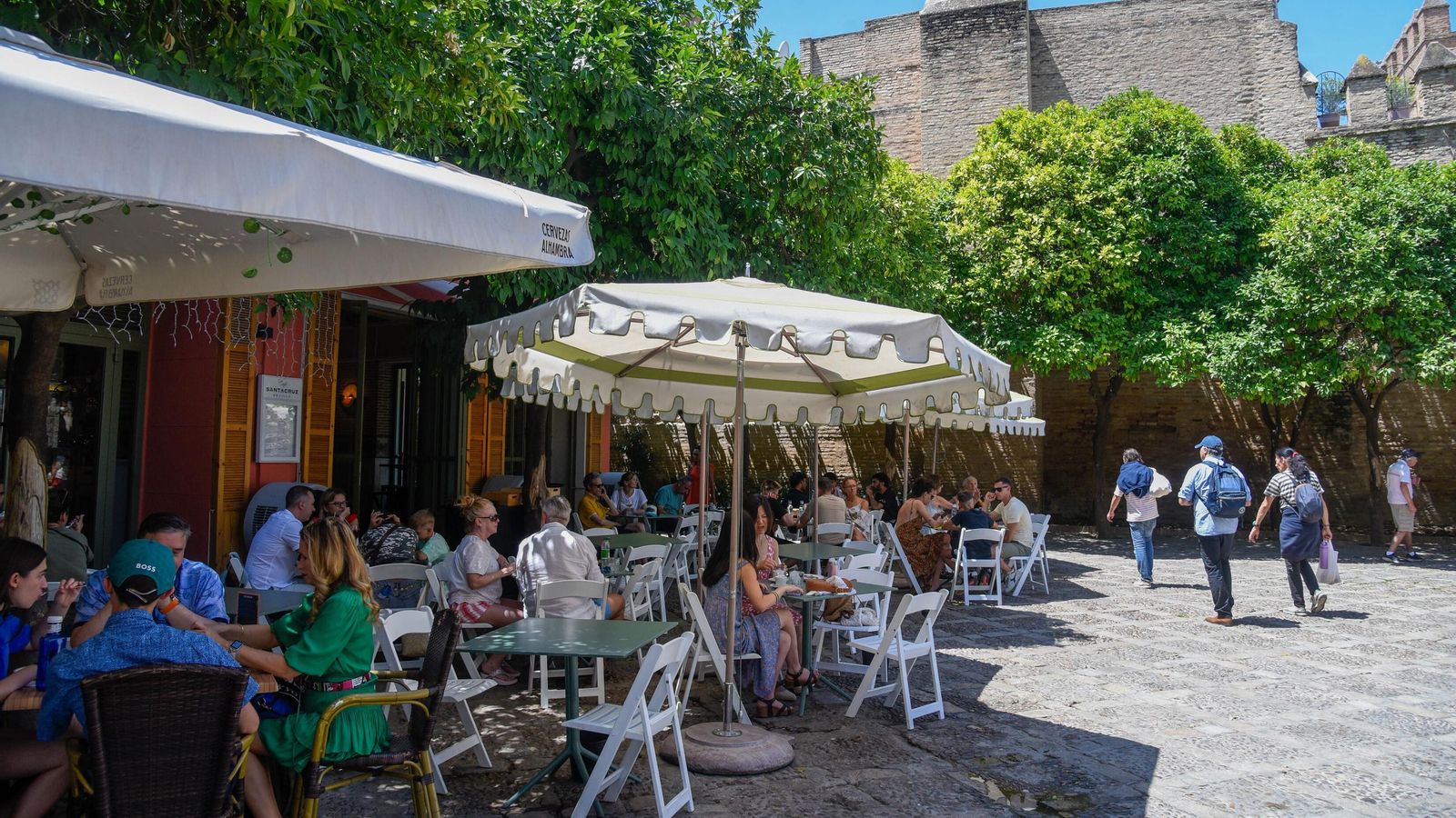 Veladores instalados en la Plaza de la Alianza.