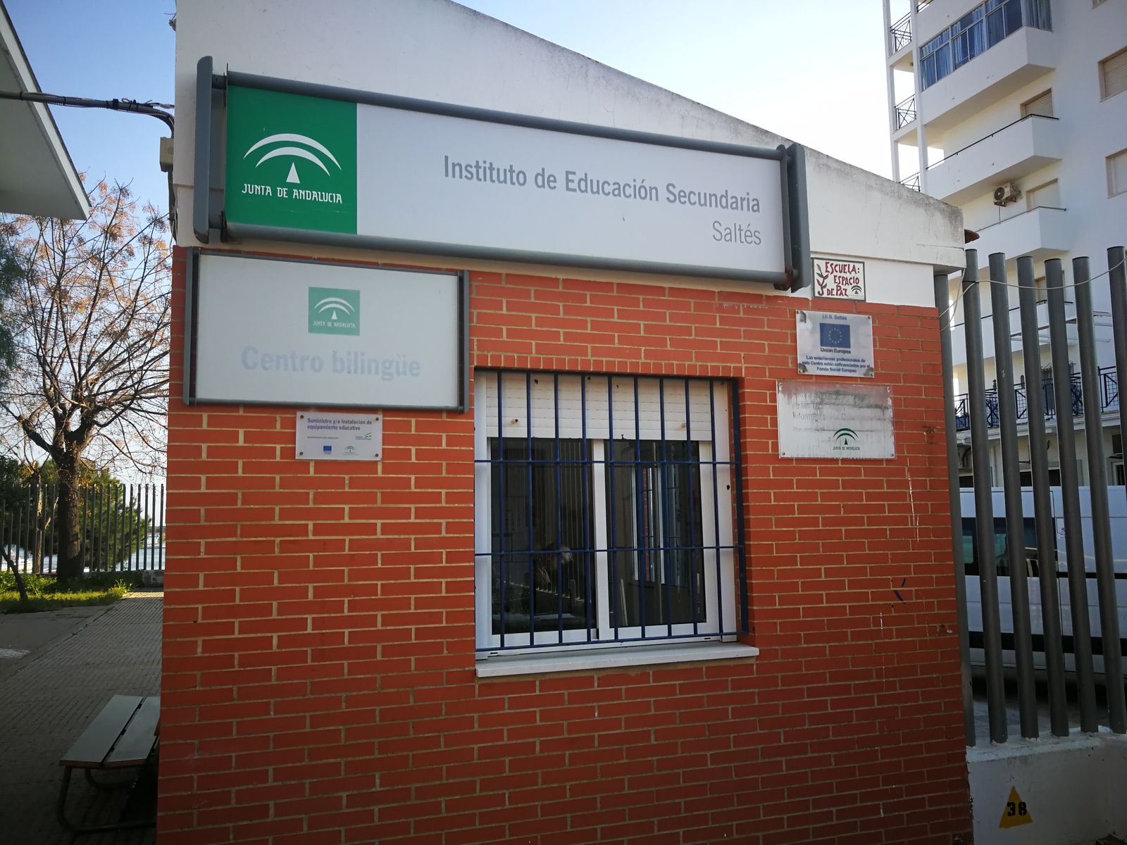 Una de las entradas al Instituto Saltés.