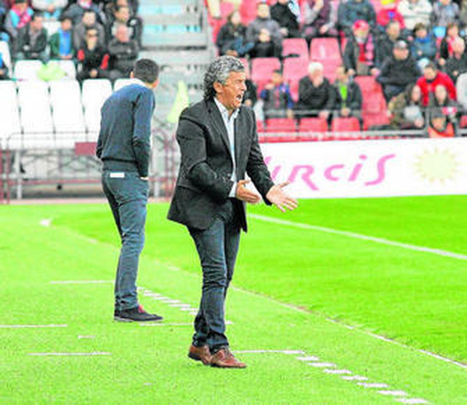 Gorosito se desgañita dando instrucciones en el área técnica.