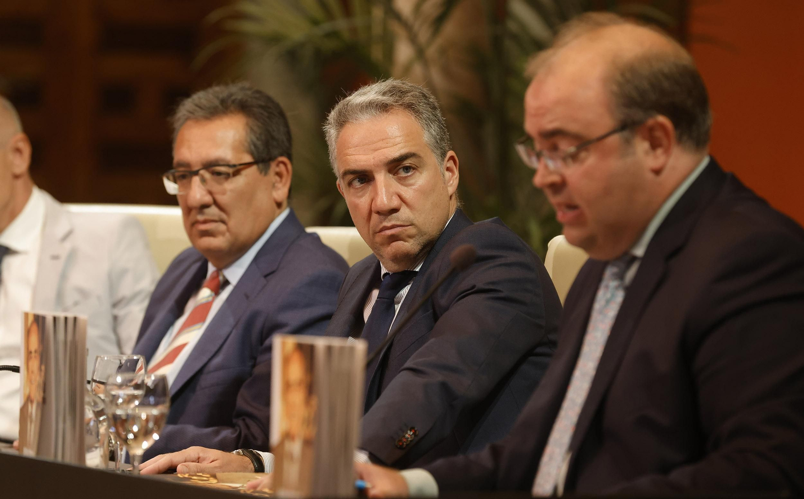 Presentación del libro  'Juan Robles, la sonrisa del tabernero' de Carlos Navarro, todas las imágenes