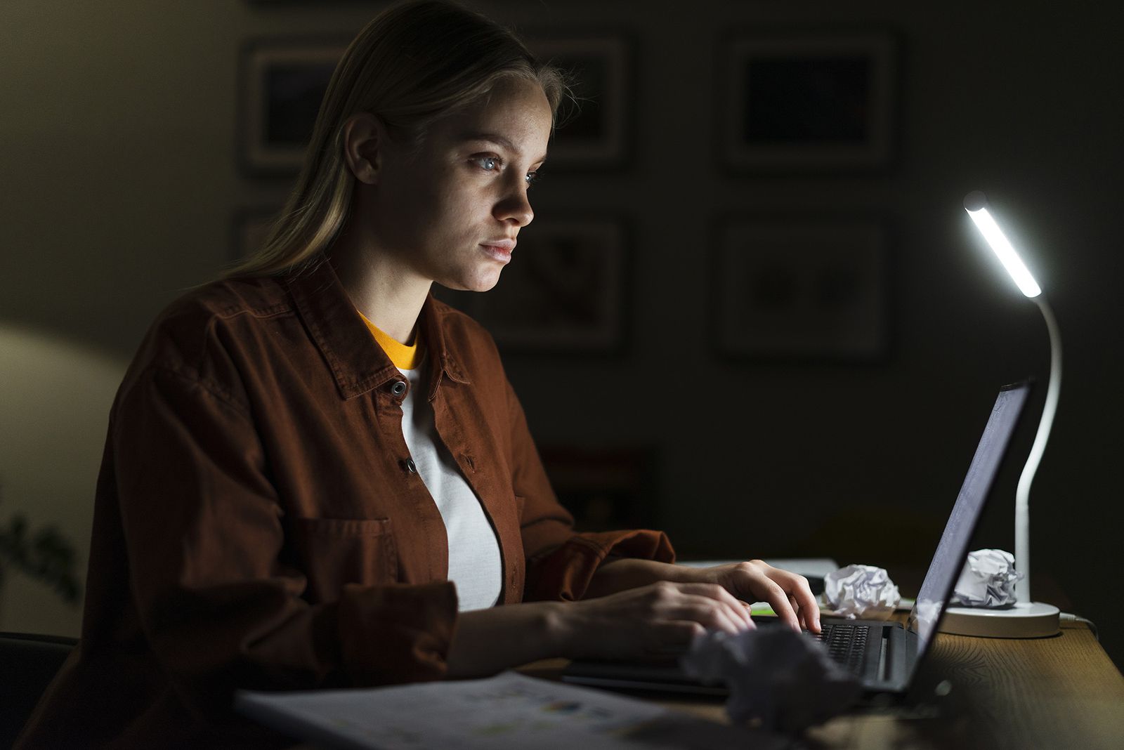 Persona teletrabajando.