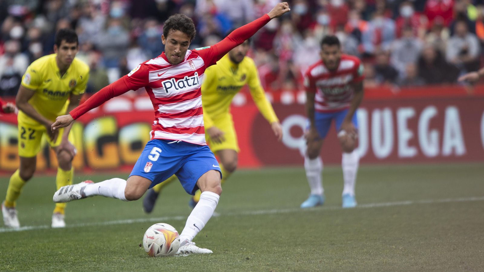 Milla golpea el cuero en el duelo ante el Villarreal.