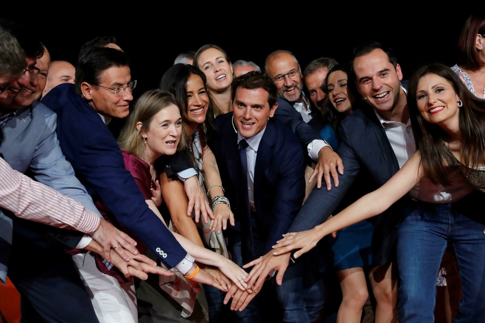 El líder de Cs, Albert Rivera, Ignacio Aguado (2d) y Begoña Villacís (4i), durante el acto previo a la reunión del Consejo General de su partido, este viernes en Madrid.