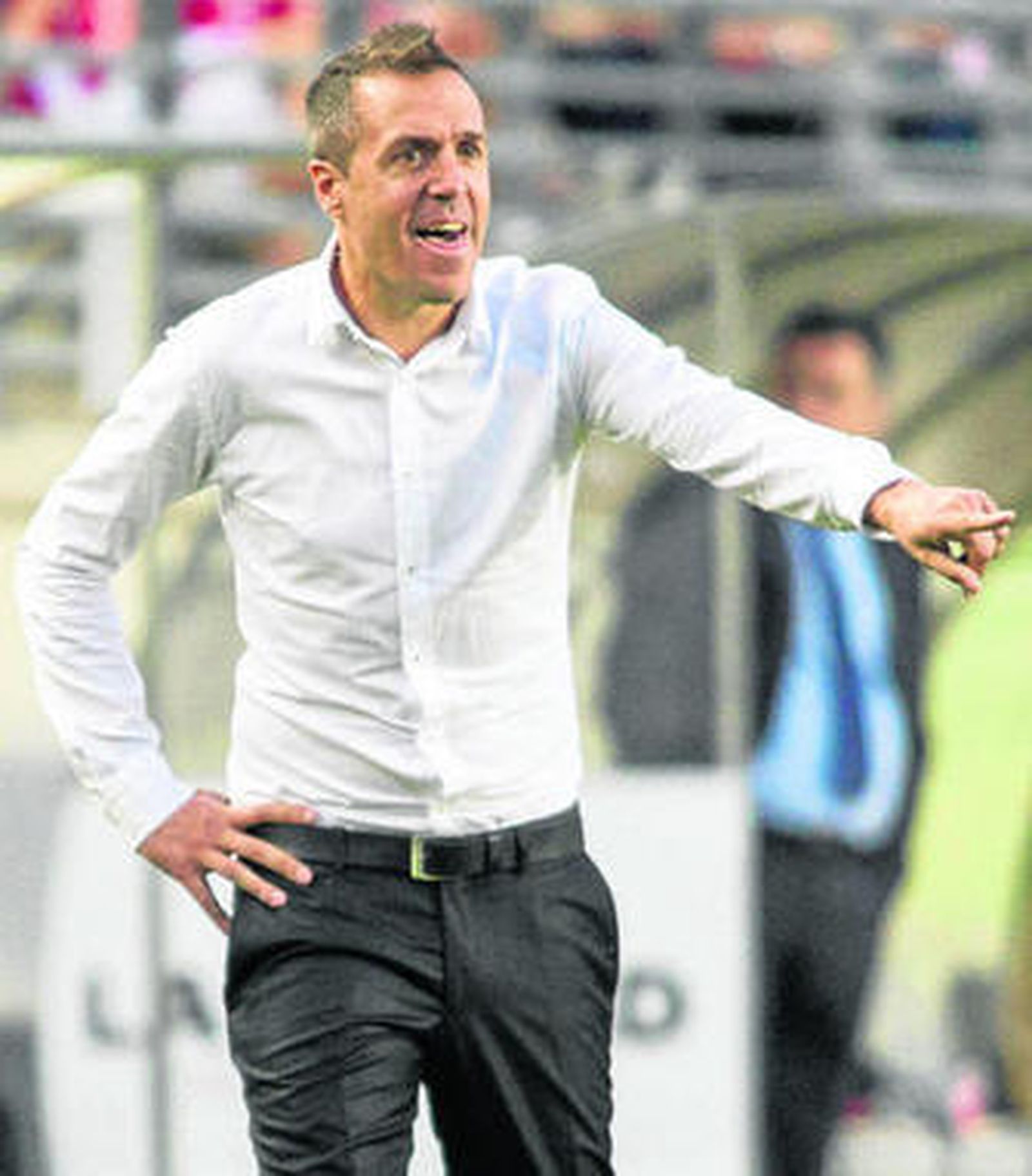 Pablo Villa da órdenes desde la zona técnica de la Nueva Condomina.