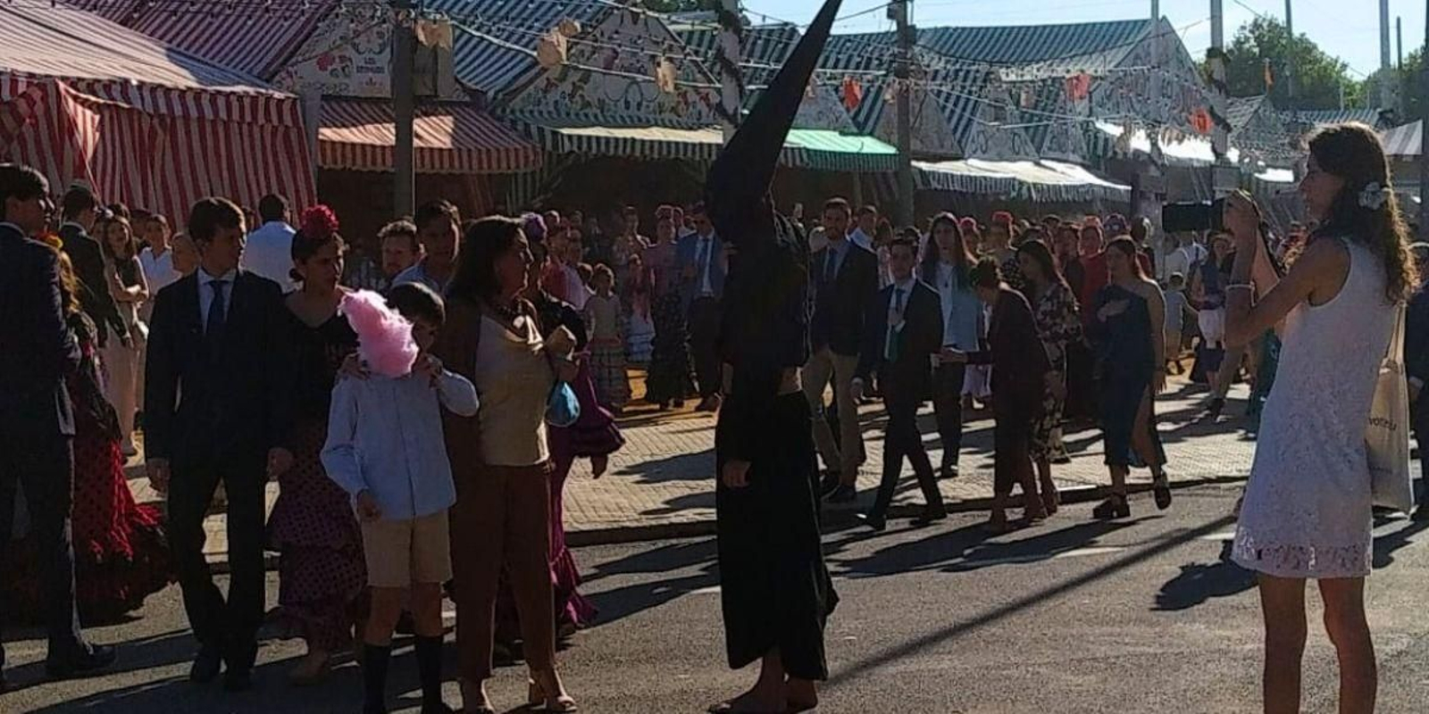 Un nazareno se pasea por la Feria de Sevilla para sorpresa de los allí  presentes y desata el enfado en redes