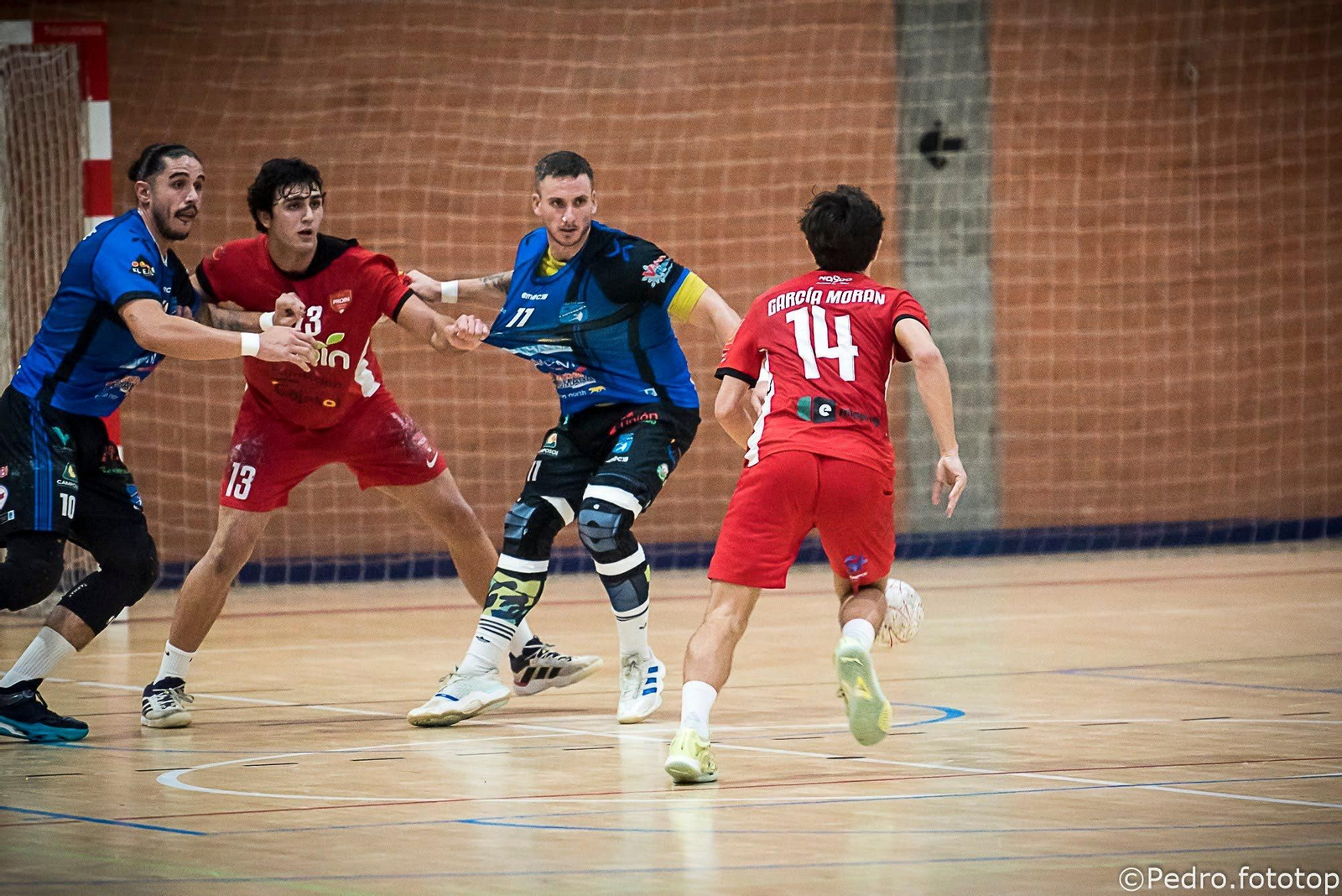 Dos jugadores del conjunto canterano-sureño defienden una acción durante un encuentro de esta temporada.