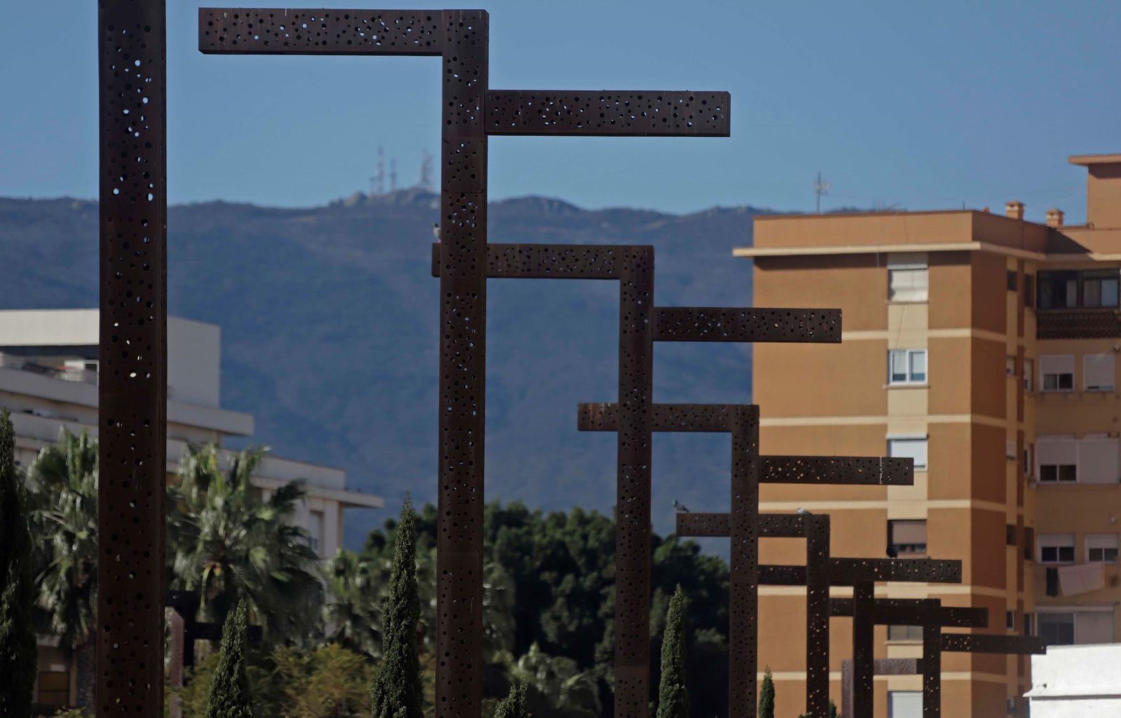 Detalle de las farolas del paseo del río de la Miel, en acero corten.