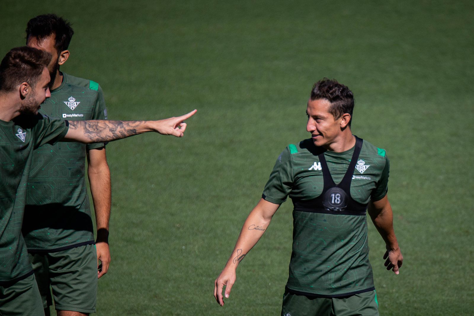 Loren bromea con Guardado.