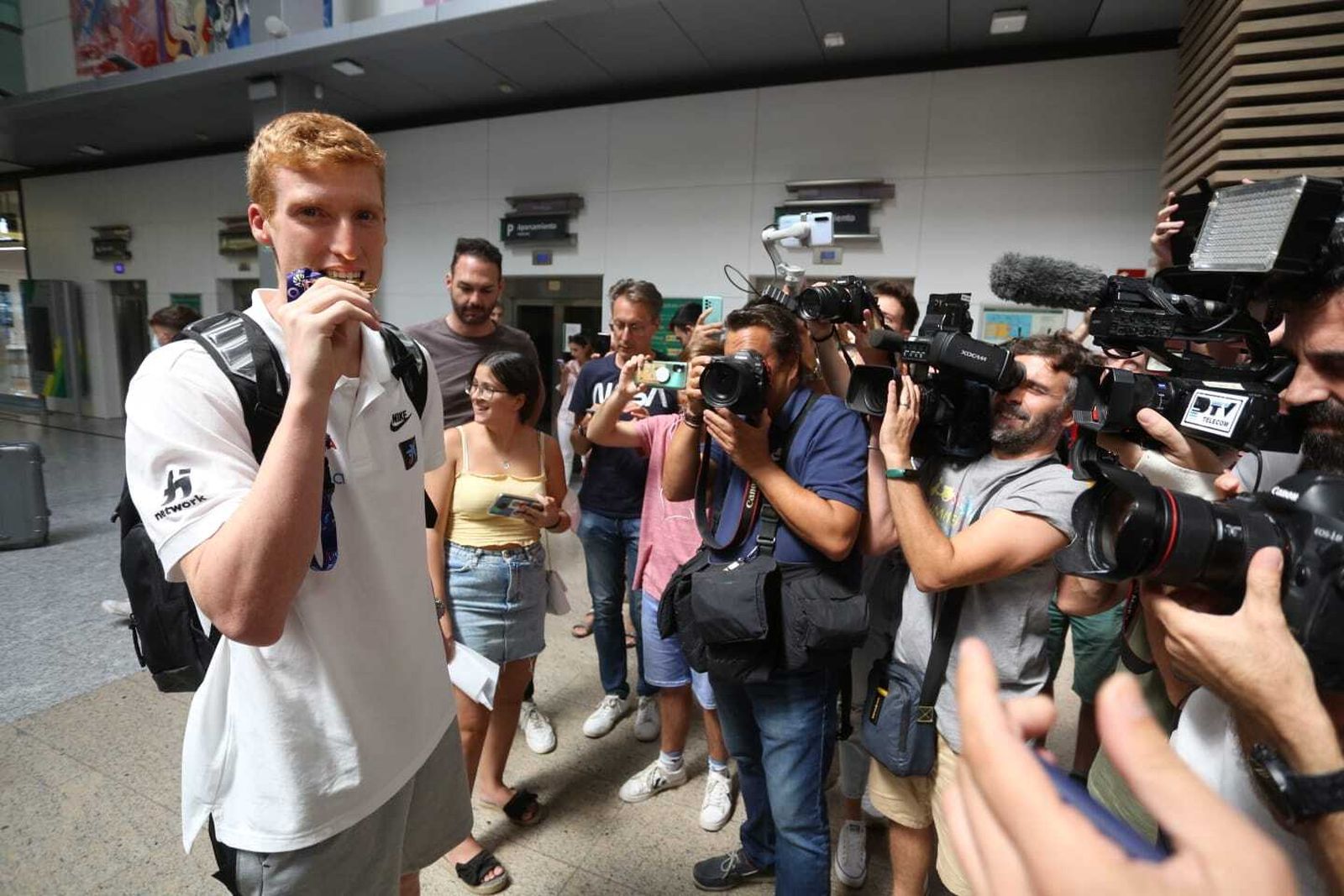 La llegada a Málaga de Alberto Díaz y Darío Brizuela con el oro a Málaga