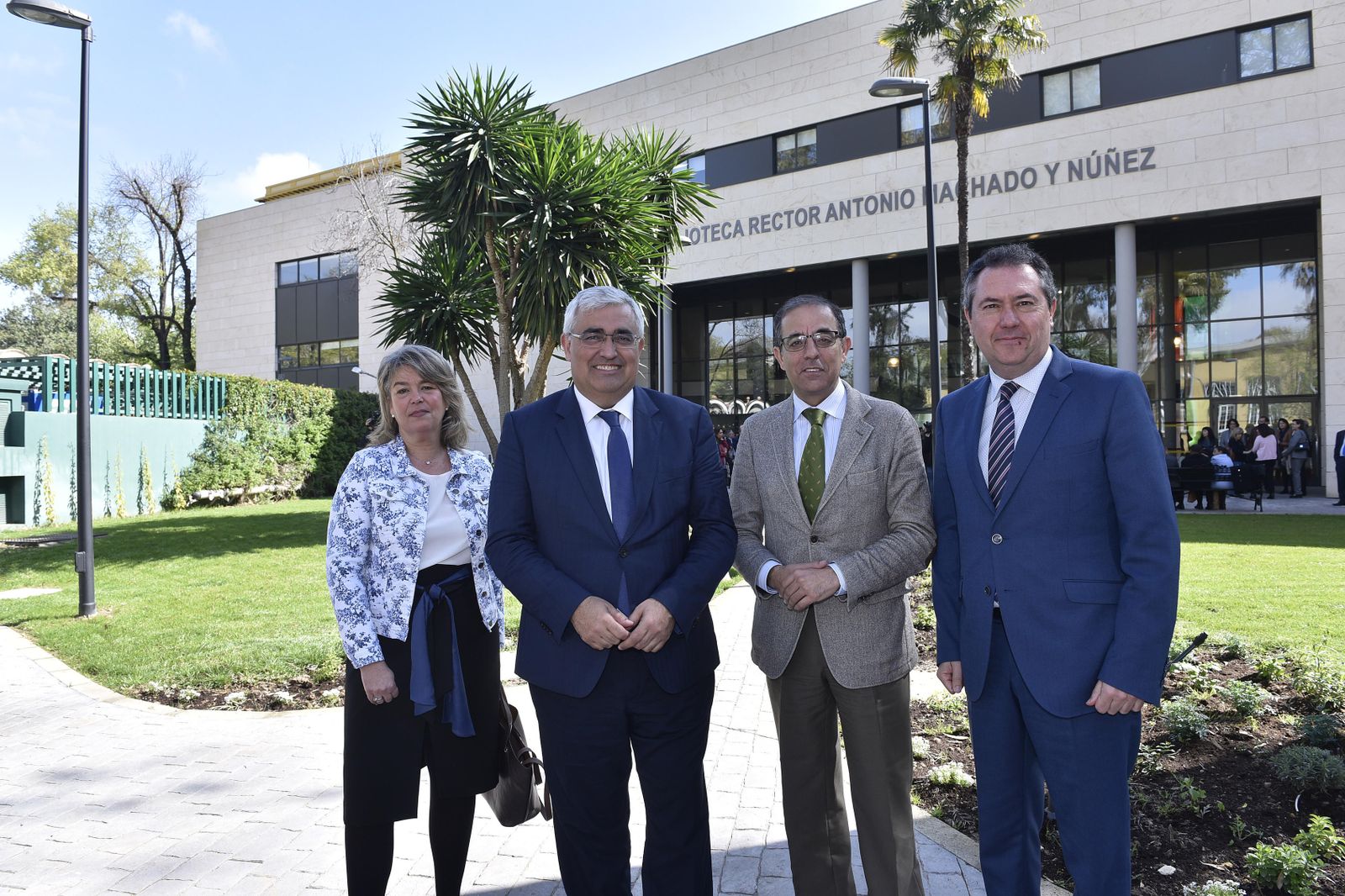 El consejero de Economía, Ramírez de Arellano, con el rector de la Hispalense y el alcalde.