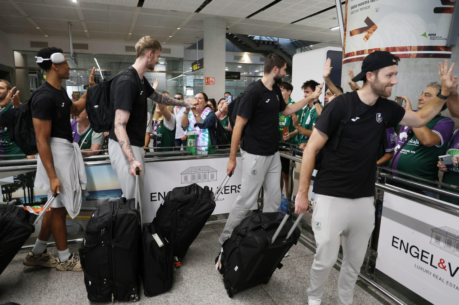El Unicaja brinda la Intercontinental a un centenar de aficionados en el aeropuerto