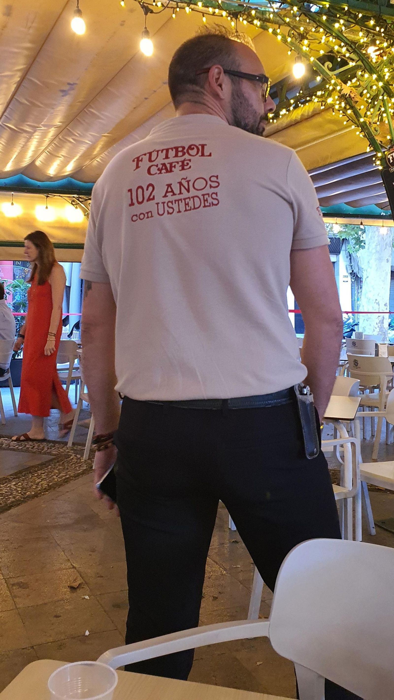 El camarero del Fútbol anuncia la edad de la cafetería