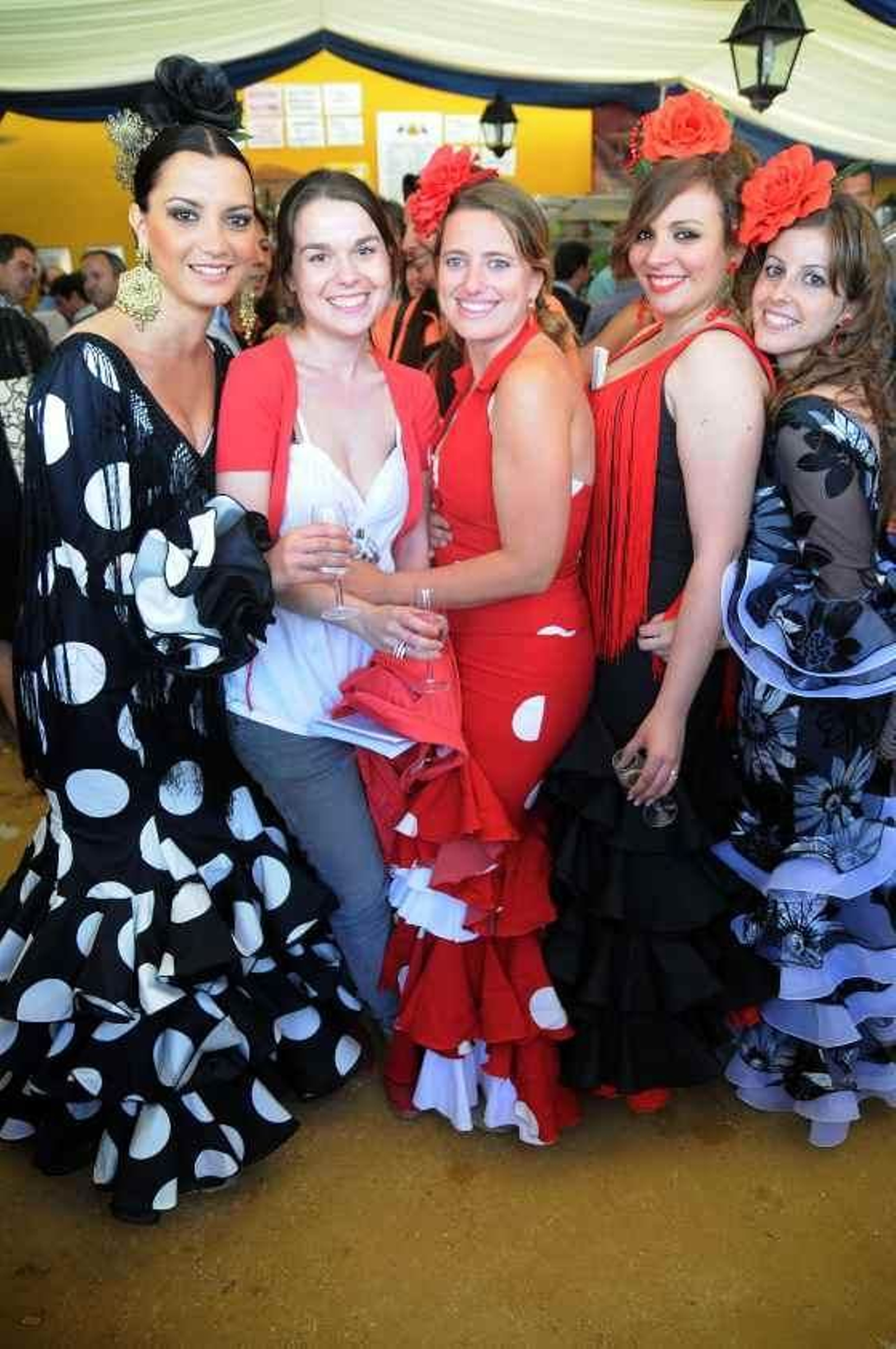 Las redactoras de Diario de Jerez Ainhoa Rosado y María Valero con unas amigas

Foto: Manuel Aranda