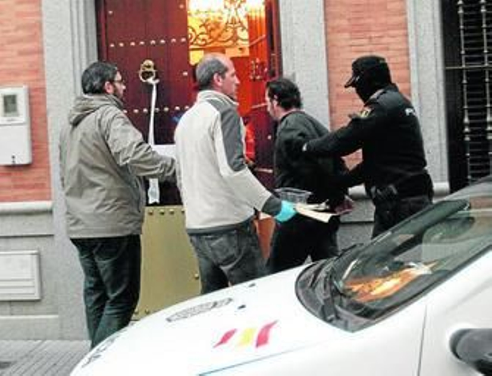 Momento en el que Luis Miguel Briz entra esposado por la Policía en el lugar del triple crimen.