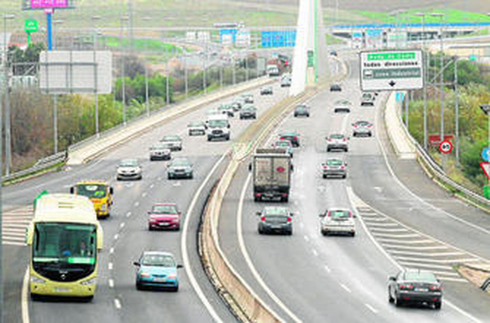 Paso de vehículos por el puente de Andalucía, la vía autonómica con más tráfico de la capital.