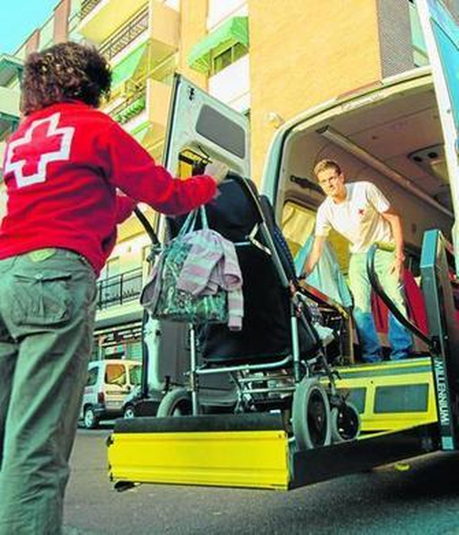 Voluntarios onubenses en plena actividad asistencial.