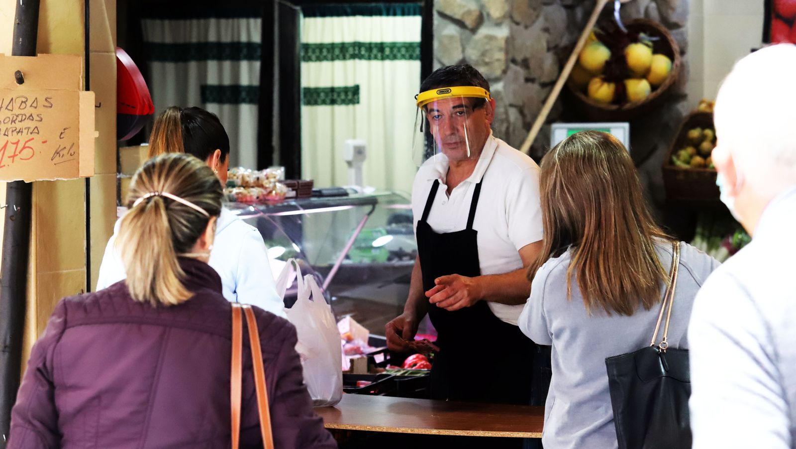 Imágenes de la actividad en las pequeñas tiendas de alimentación, fruterías y pescaderías
