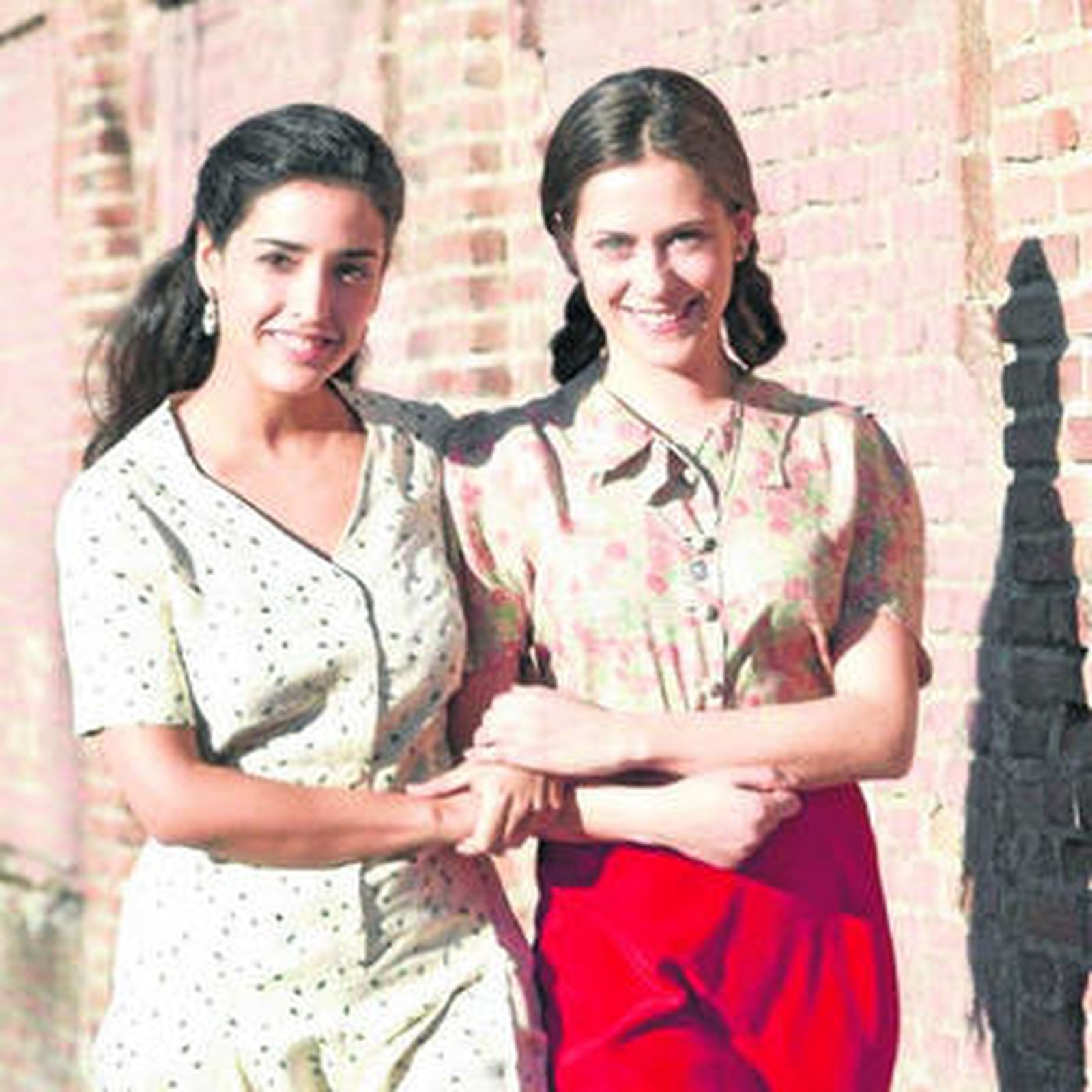 1. Inma Cuesta y María León, en una escena de 'La voz dormida', tercer largometraje de Benito Zambrano. 2. José Coronado protagoniza 'No habrá paz para los malvados', nuevo 'thriller' dirigido por Enrique Urbizu. 3. Isaki Lacuesta regresa con 'Los pasos dobles' al Festival de San Sebastián tras su triunfo con 'Los condenados'.