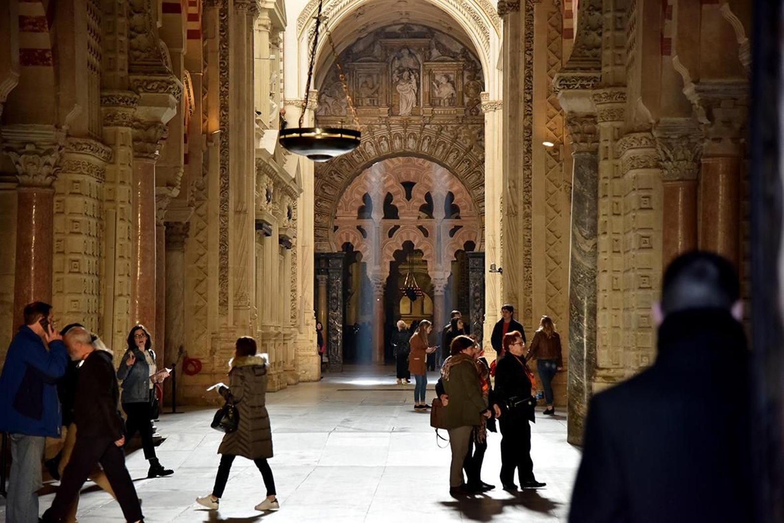 Turistas en el interior de la Mezquita-Catedral