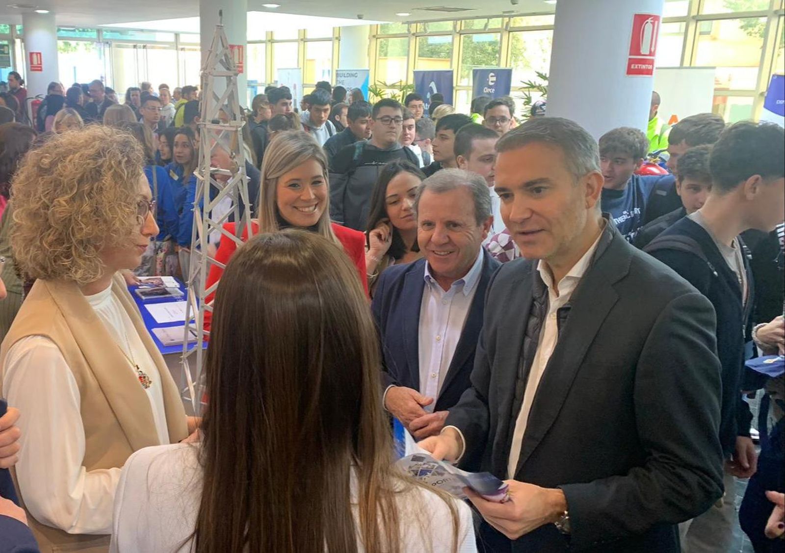 El delegado durante la visita a una feria de empleo.