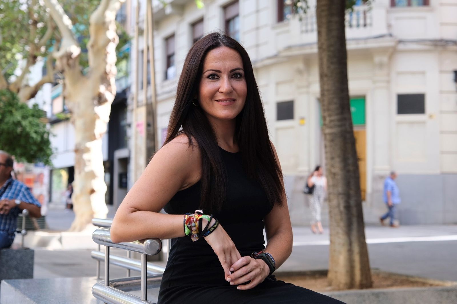 Rocío Puebla posa en un banco del bulevar del Gran Capitán.