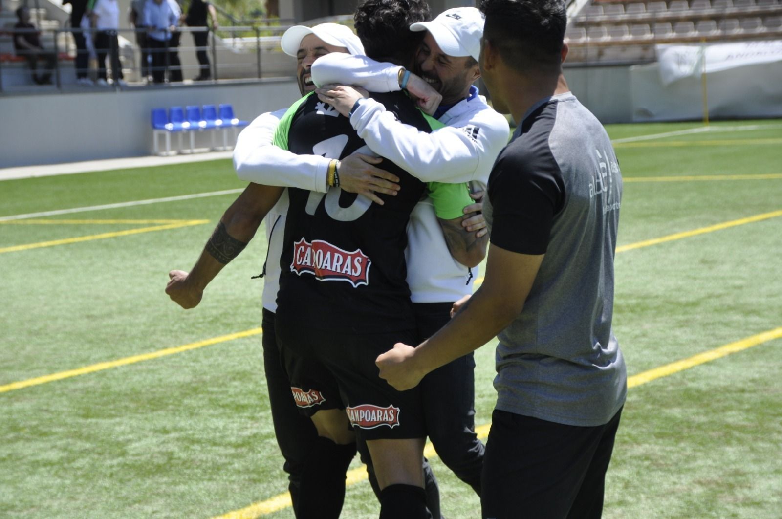Salvi Blázquez se abraza al cuerpo técnico del Ciudad de Lucena.