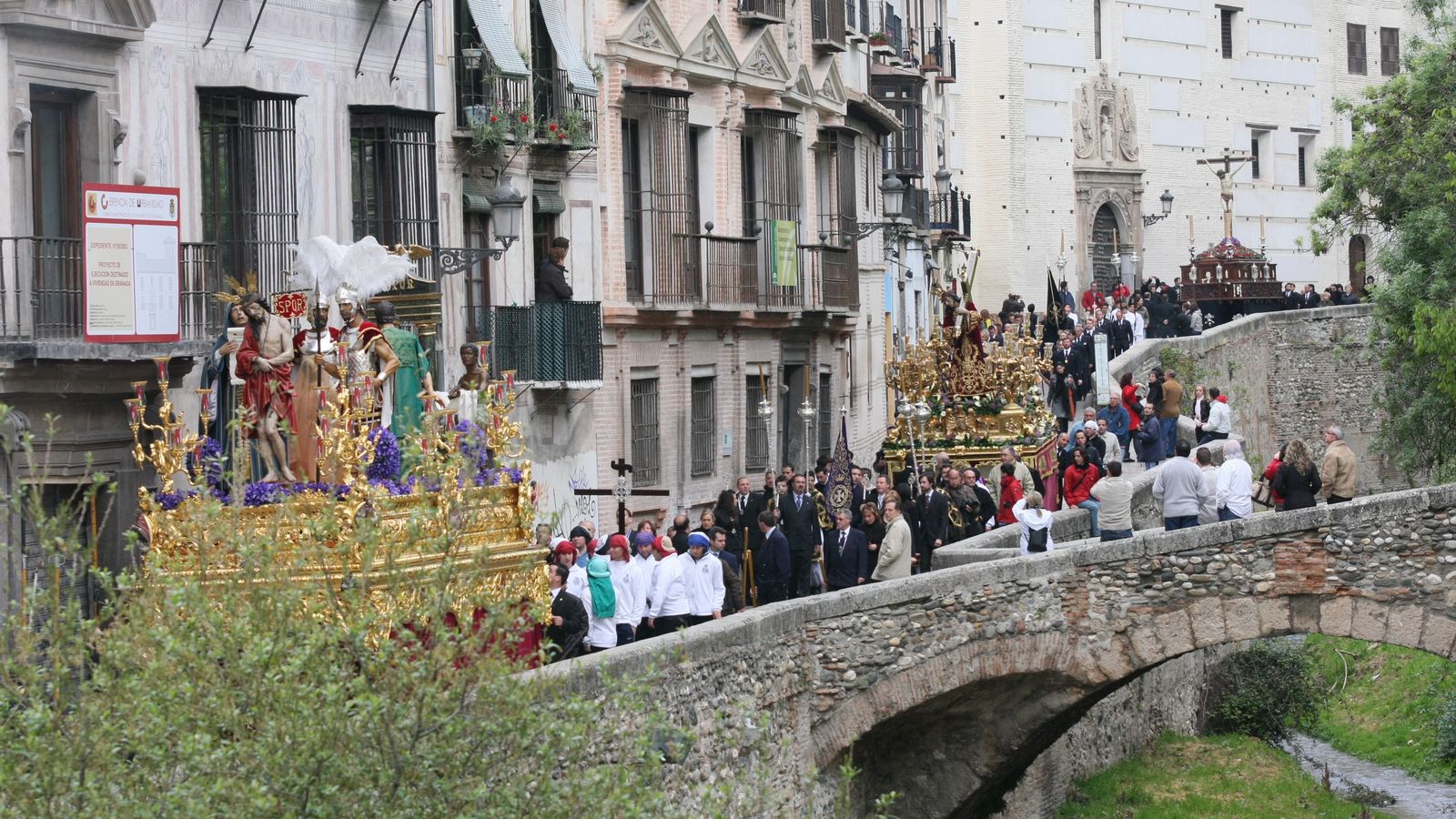 Las hermandades del Albaicín dirigiéndose hacia la Catedral por la Carrera del Darro