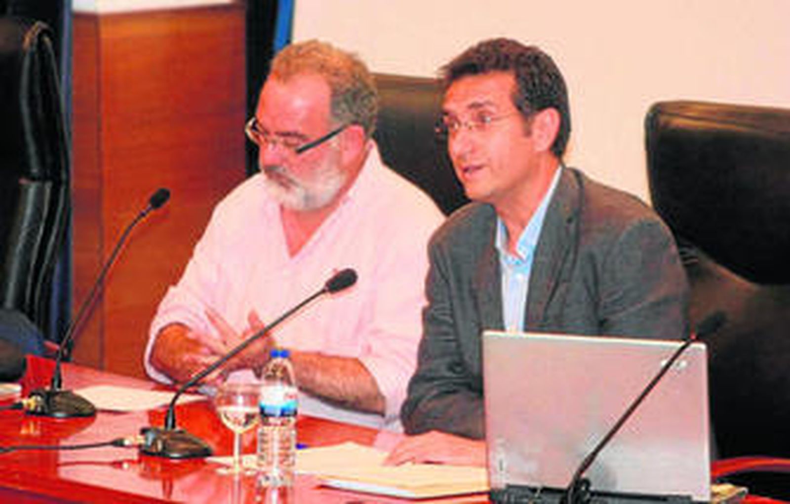 Cándido Romero, organizador de las jornadas, y Javier Chaparro, director de 'Huelva Información', ayer.