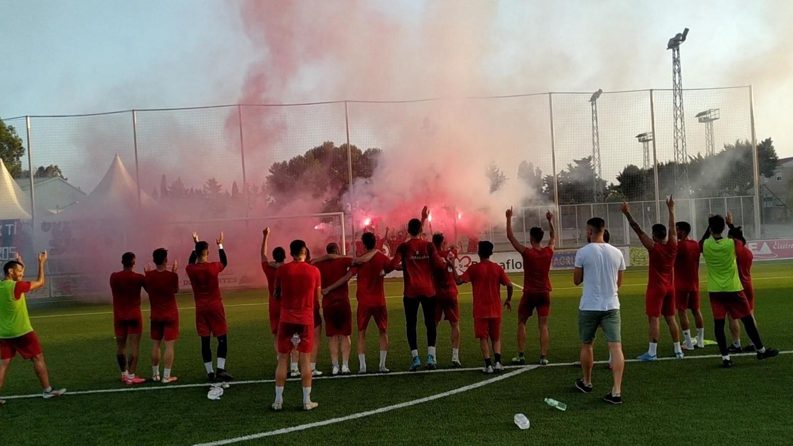 Bengalas y cánticos de la afición pulpileña.