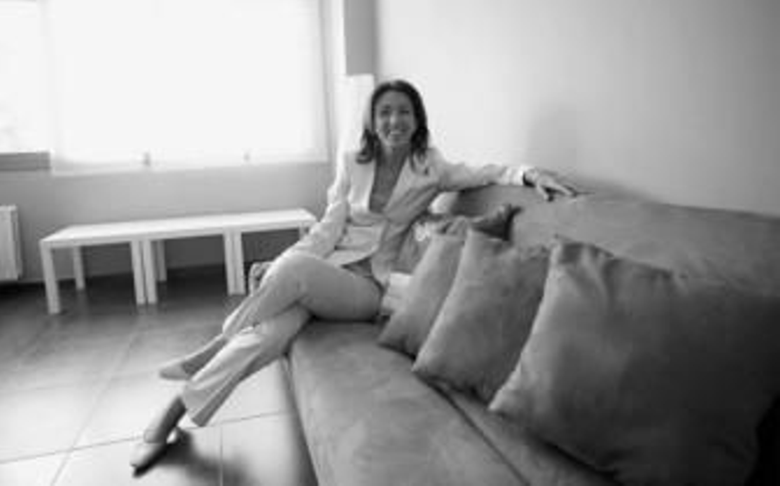 Sonia Díez, en uno de los sofás que utilizan los niños en la sala de lectura del colegio.