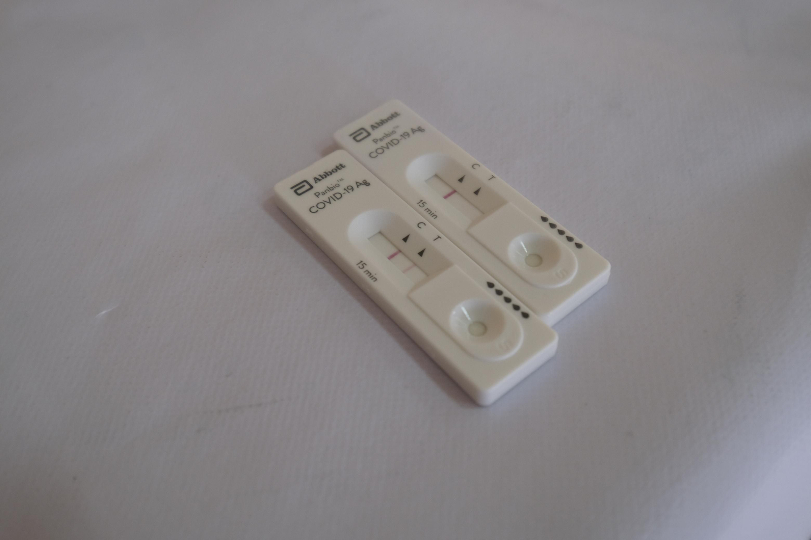 Un test de antígenos con resultado positivo (izquierda) y uno negativo en el cribado de Alhama.