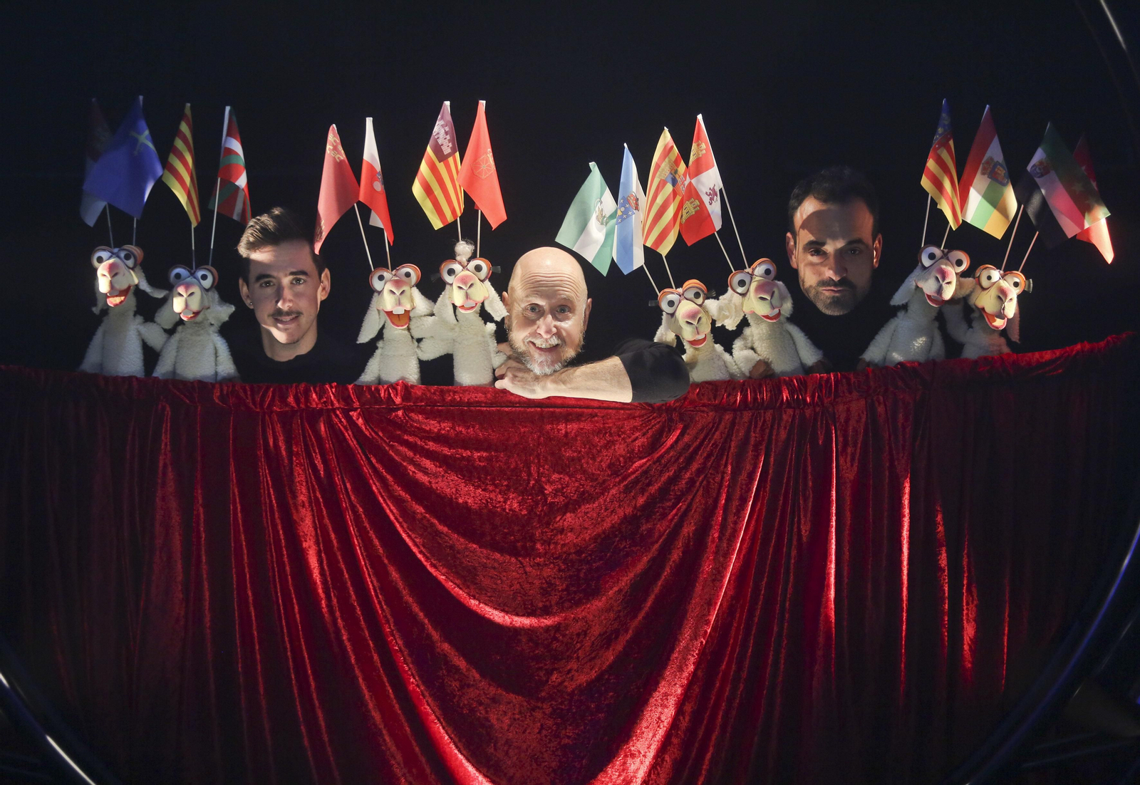 Ángel Calvente, en el centro, junto a Laín Calvente, José Vera y las cabras autonómicas de ‘Espejismo’, el último espectáculo de El Espejo Negro.