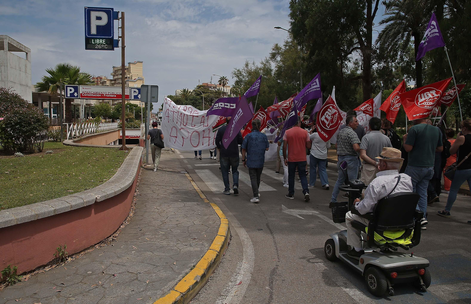 La manifestación de la plantilla de la residencia de Tiempo Libre de La Línea, en imágenes