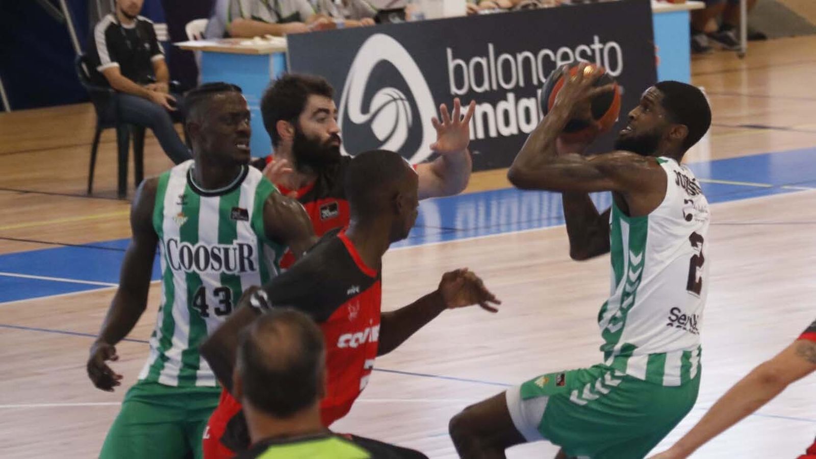 Las fotos de Real Betis - Fundación Granada en la Línea