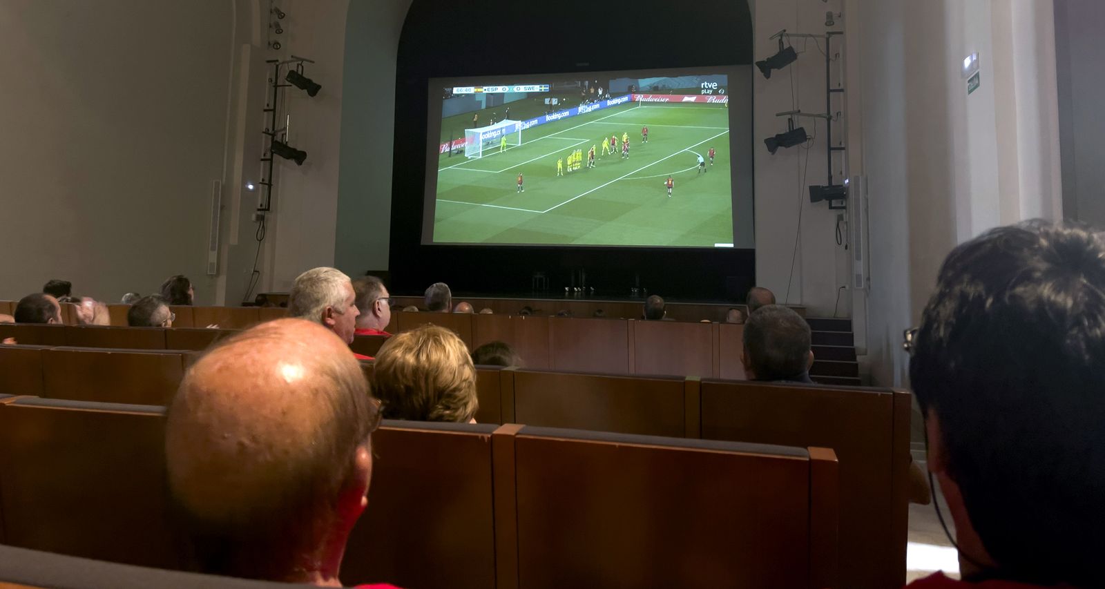 Huéscar arropa a su paisana desde el Teatro Oscense