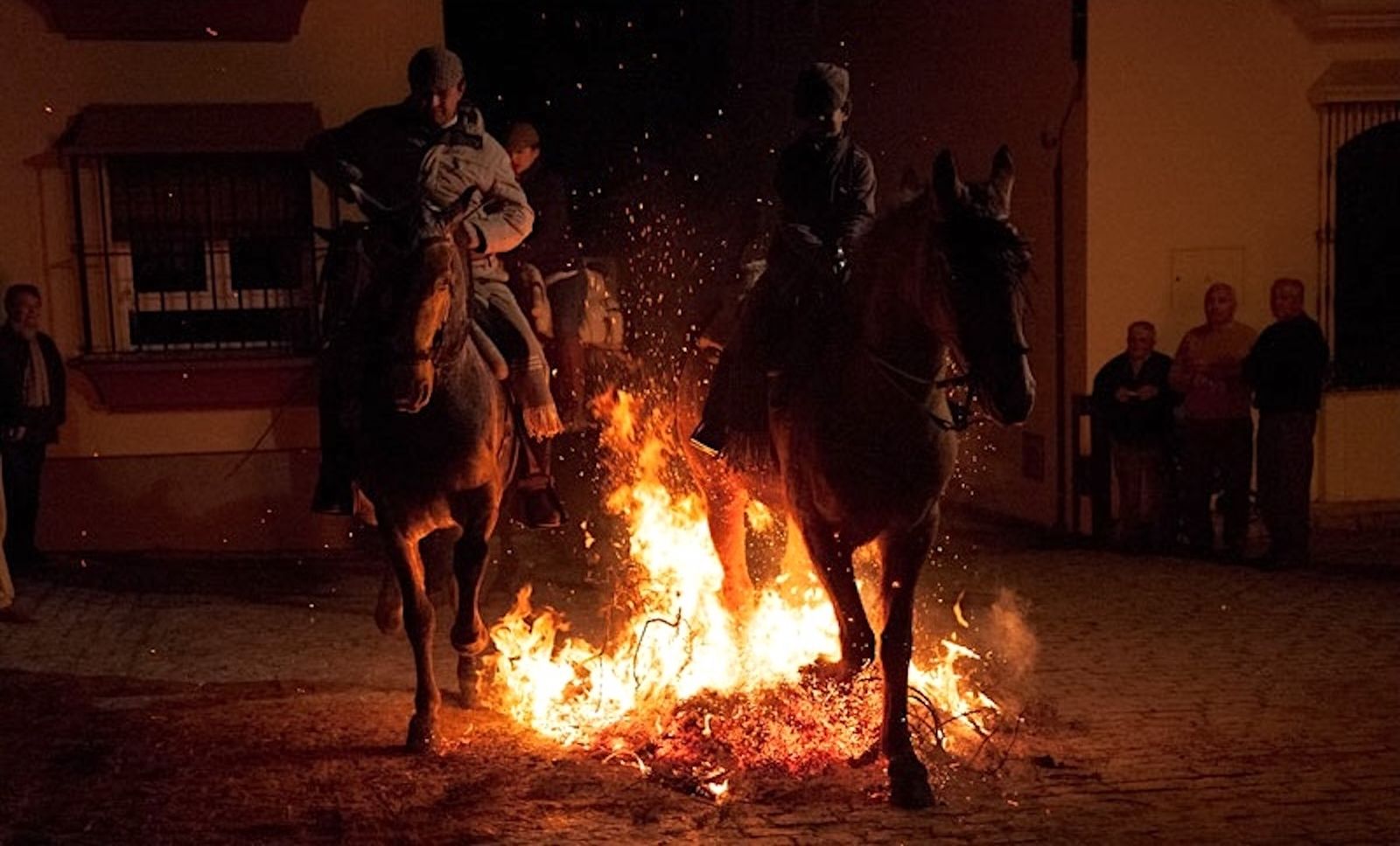 La tradición ganadera que cada enero prende fuego a las calles de este pueblo onubense